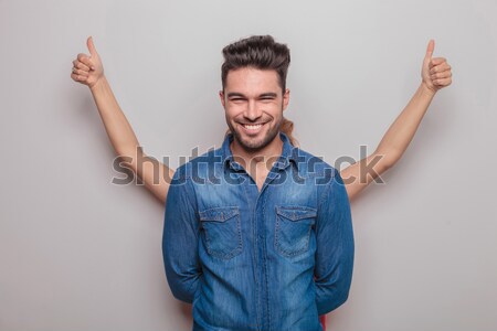 Ridere giovani casuale uomo punta dita Foto d'archivio © feedough