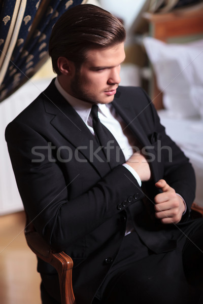 Geschäftsmann innerhalb Tasche eleganten jungen Sitzung Stock foto © feedough