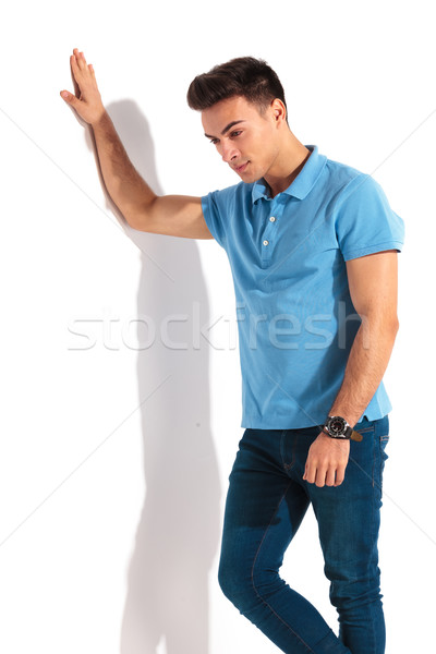 Szomorú lezser férfi pólóing lefelé néz dől Stock fotó © feedough