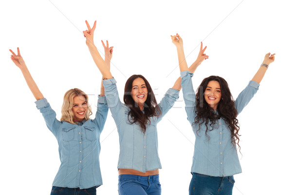 Három izgatott fiatal lezser nők kezek Stock fotó © feedough