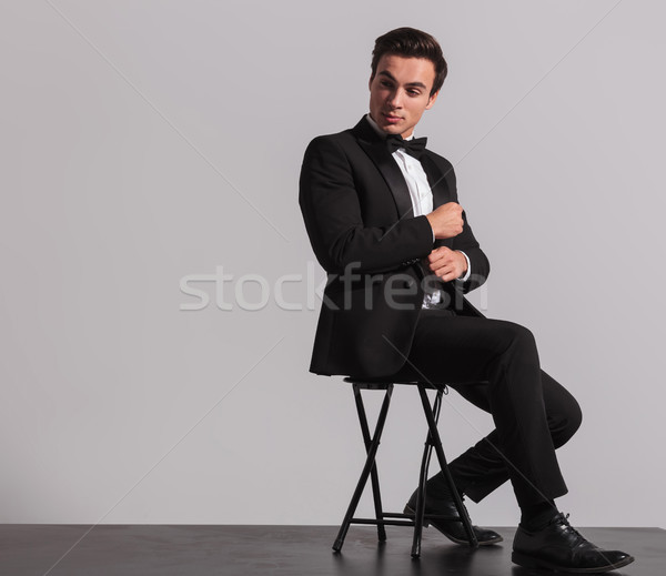 Oldal ülő elegáns férfi megjavít kabátujj Stock fotó © feedough