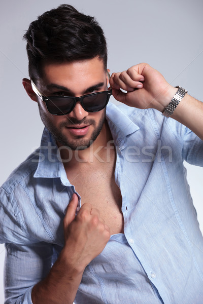 Lezser férfi lefelé napszemüveg póló fiatal Stock fotó © feedough