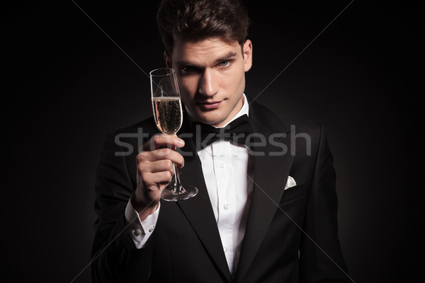 Man aanbieden glas champagne knap elegante Stockfoto © feedough