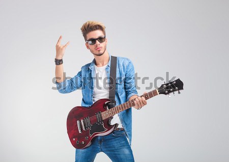 Cool guitariste jouer rouge guitare électrique Photo stock © feedough