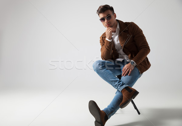 Homme séance jambes croisées [[stock_photo]] © feedough