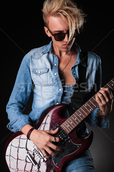 Stockfoto: Jonge · blond · man · spelen · rock · rollen