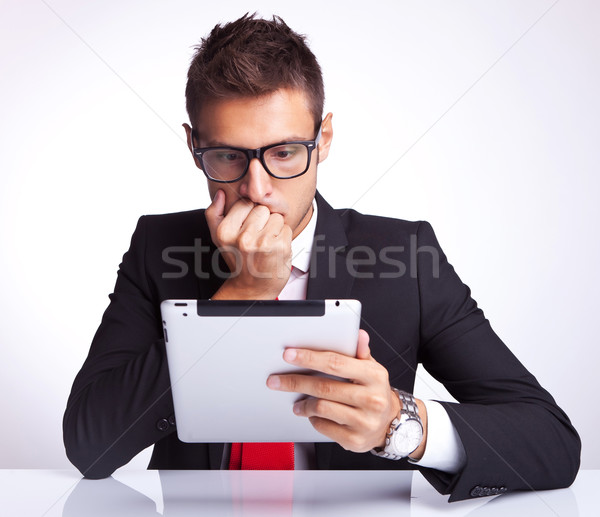 Foto stock: Hombre · de · negocios · mirando · preocupado · lectura · algo · electrónico