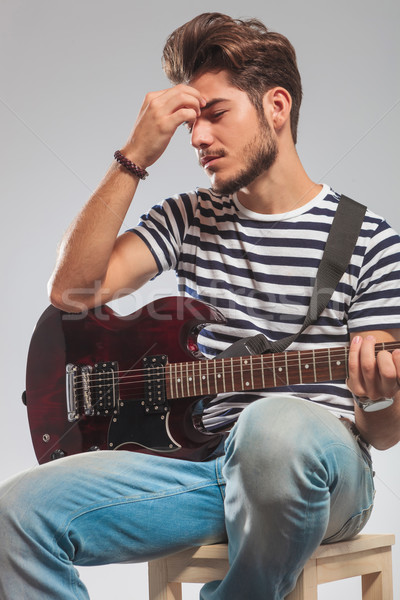 Guitariste jouer instrument assis pense jeunes Photo stock © feedough