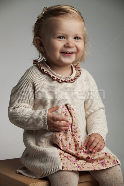 Kant meisje gebreid jurk lachend Stockfoto © feedough
