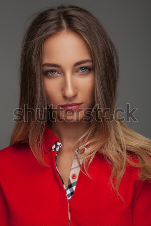 Mérges fiatal nő piros pólóing szürke nő Stock fotó © feedough
