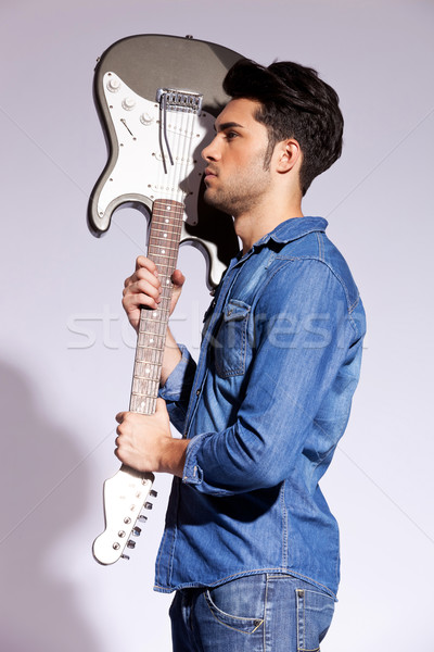 Jeunes guitariste guitare électrique vue de côté gris Photo stock © feedough
