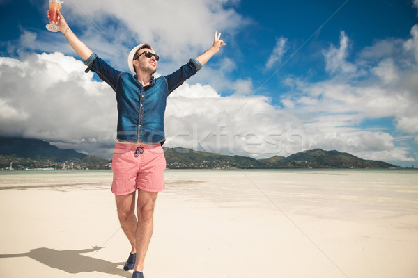 Mann Strand halten beide Hände Luft Stock foto © feedough
