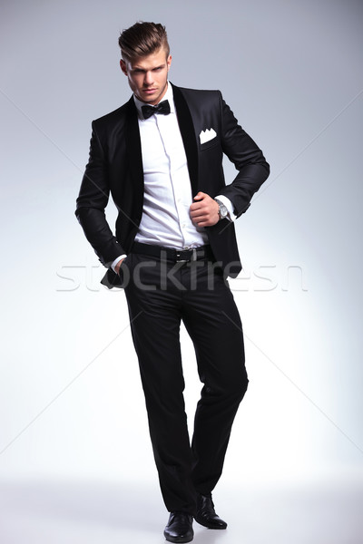 Csokornyakkendő férfi kéz kabát zseb teljes alakos Stock fotó © feedough