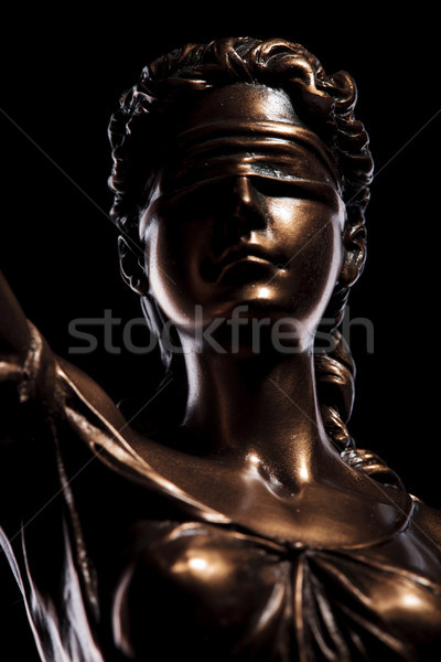 Faţă orb zeita justiţie negru fundal Imagine de stoc © feedough