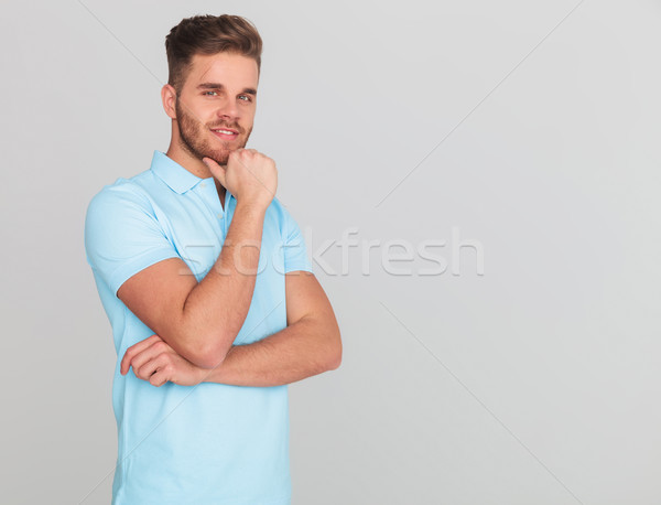 Töprengő lezser férfi visel pólóing rövid Stock fotó © feedough