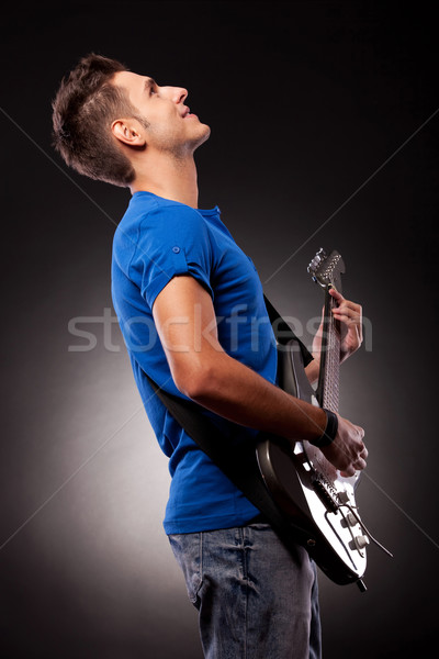 Gitarist oynama elektrogitar yandan görünüş siyah Metal Stok fotoğraf © feedough