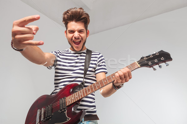 Man schreeuwen spelen gitaar naar beneden te kijken jonge man Stockfoto © feedough