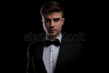 Foto stock: De · pelo · largo · joven · terciopelo · traje · vista · lateral