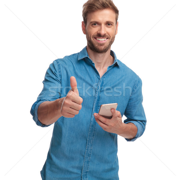 Om lectură vestea buna telefon cauza fericit Imagine de stoc © feedough