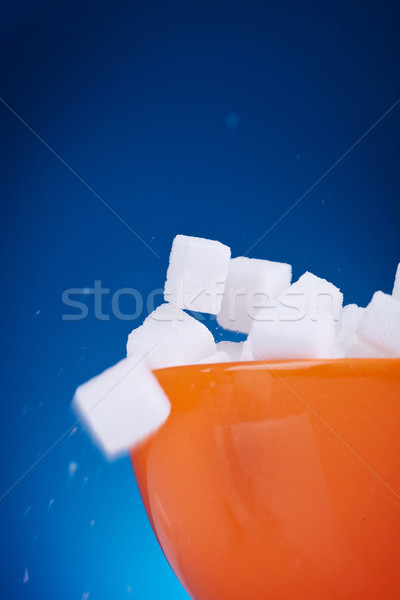 Foto stock: Macro · detalle · terrones · de · azúcar · naranja · tazón · azul