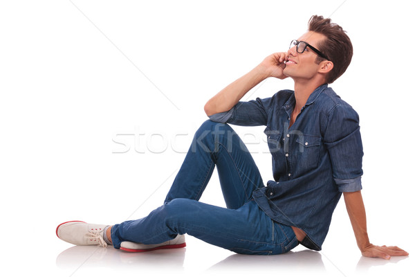 Oldalnézet ülő férfi telefon lezser fiatalember Stock fotó © feedough