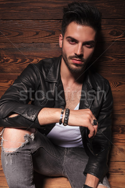 Assis mode homme coude genou Photo stock © feedough