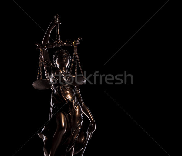 Standbeeld godin justitie zwarte achtergrond rechter Stockfoto © feedough