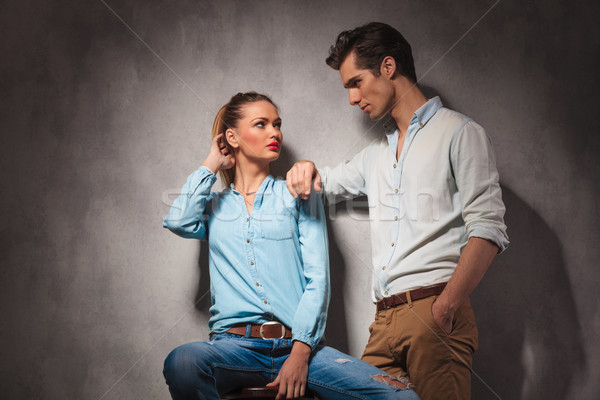 Jonge toevallig paar naar ander vrouw Stockfoto © feedough