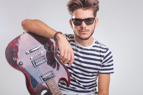 Rocker posent guitare électrique studio portrait Photo stock © feedough