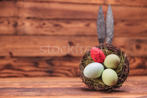 Fier bunny urechile in spatele ouă coş Imagine de stoc © feedough