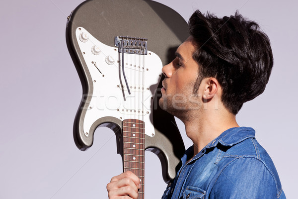 Gitarist sevmek elektrogitar genç gri adam Stok fotoğraf © feedough