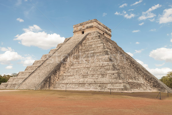 Vechi piramidă Mexic oraş vară albastru Imagine de stoc © feedough