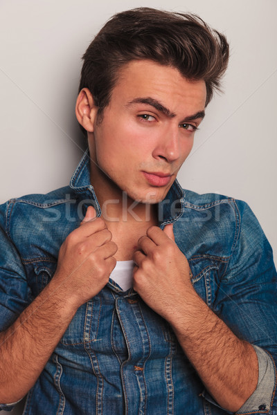 Cool junger Mann halten grau Studio Lächeln Stock foto © feedough