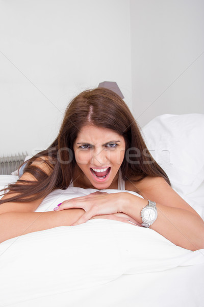 Stockfoto: Boos · jonge · vrouw · bed · kussen