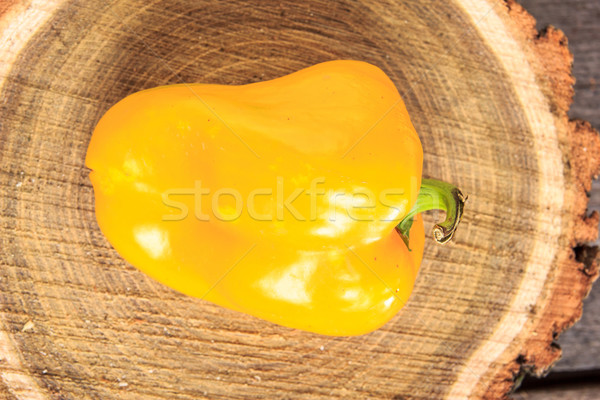Citromsárga paprika fényes tükröződés fából készült étel Stock fotó © feelphotoart