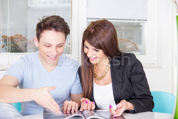 兩個人 坐在 表 閱讀 雜誌 家 商業照片 © feelphotoart