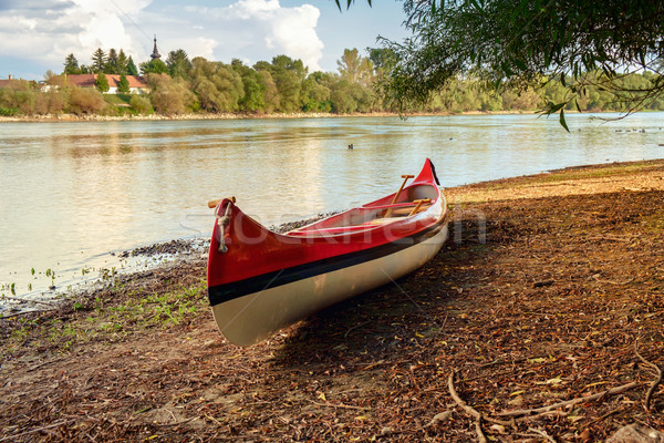 Roşu canoe plajă râu dunarea Ungaria Imagine de stoc © Fesus