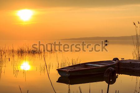 Zonsondergang meer Balaton boot Hongarije water Stockfoto © Fesus