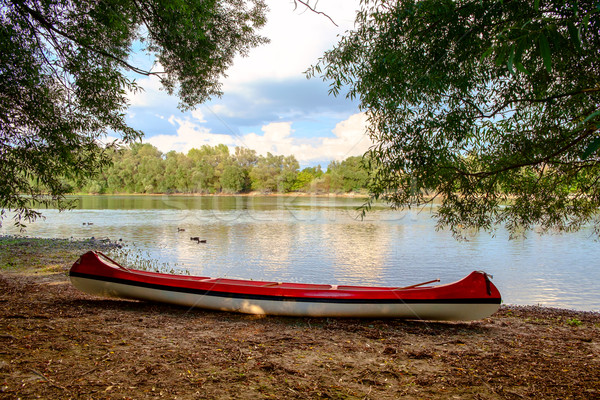 Roşu canoe plajă râu dunarea Ungaria Imagine de stoc © Fesus