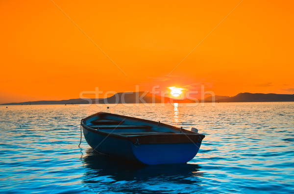 Zonsondergang meer mooie vissersboot hemel water Stockfoto © Fesus