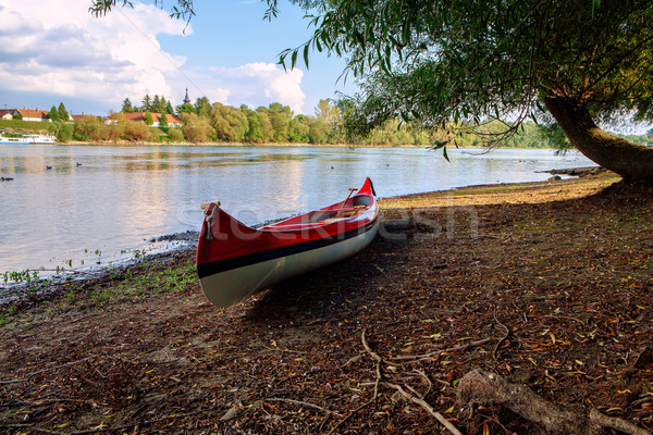 Roşu canoe plajă râu dunarea Ungaria Imagine de stoc © Fesus