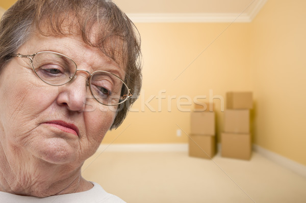 Traurig älter Frau leeren Raum Boxen Zwangsvollstreckung Stock foto © feverpitch
