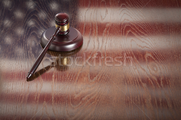 Holz Hammer ruhend Flagge Tabelle amerikanische Flagge Stock foto © feverpitch