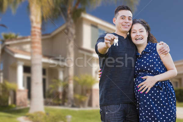 [[stock_photo]]: Hispanique · couple · maison · touches · nouvelle · maison · heureux