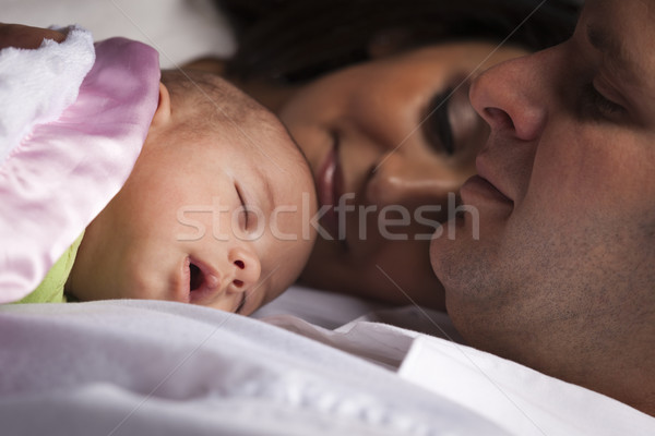 Halfbloed jonge familie pasgeboren baby gelukkig Stockfoto © feverpitch