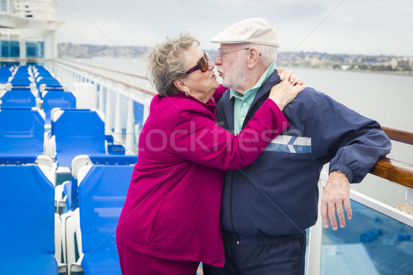 Pareja de ancianos besar cubierta crucero feliz lujo Foto stock © feverpitch