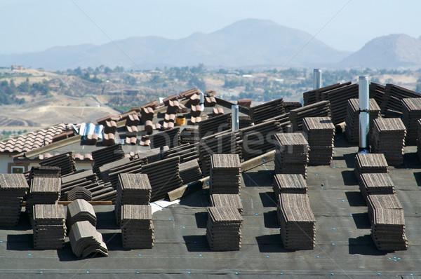 Nieuw huis bouwplaats dak tegels hemel bouw Stockfoto © feverpitch