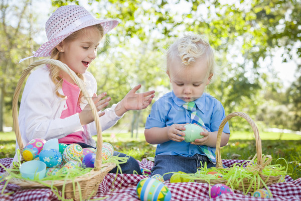 Cute młodych brat siostra Easter Eggs Zdjęcia stock © feverpitch