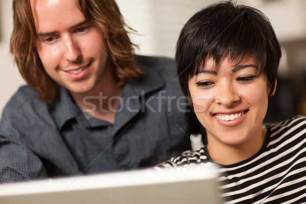 Imagine de stoc: Fericit · tânăr · femeie · folosind · laptop · împreună · destul · de