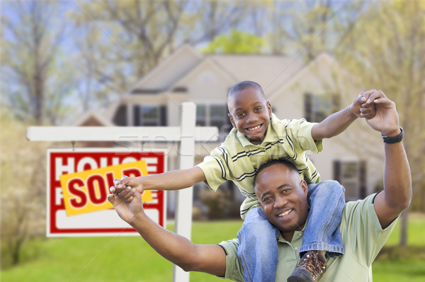 Vader zoon onroerend teken home gelukkig afro-amerikaanse Stockfoto © feverpitch